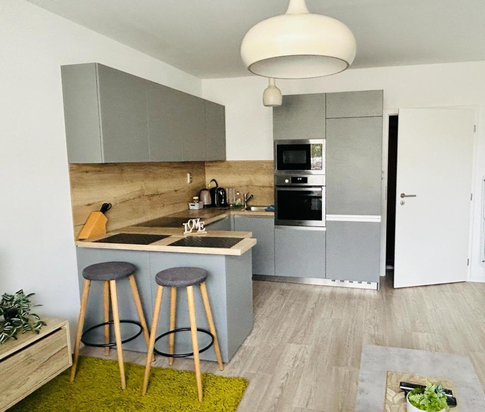 Krasny Utulny Byt S Balkonom A Parkovanim! Bratislava Exterior foto